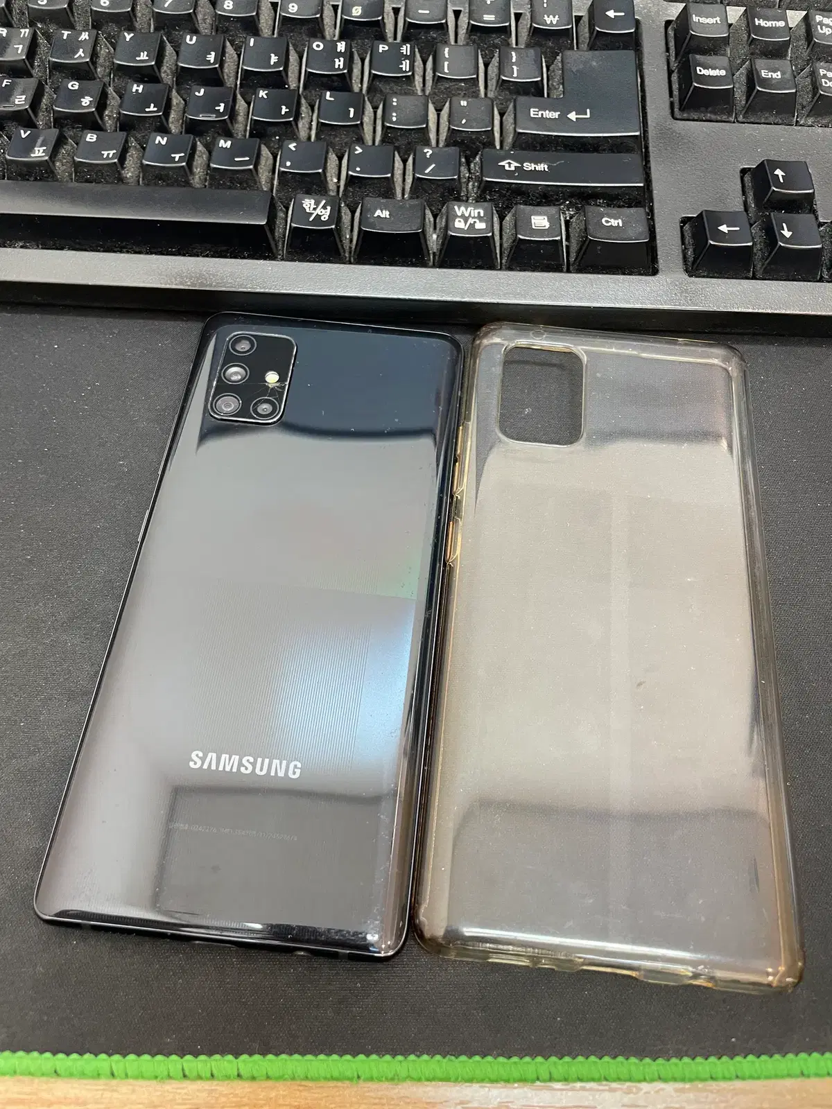 갤럭시A퀀텀 블랙 128GB 무잔상 상태좋은 중고10만5천팝니다.