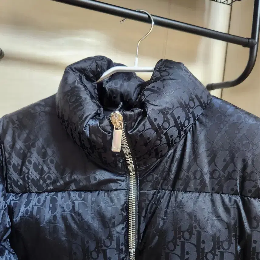 디올 (새상품급) 오블리크 블랙 패딩 54size 사진 2