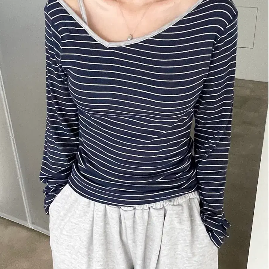 당당걸 배색 언발 브이넥 스트라이프 원숄더 긴팔 티셔츠 네이비 1