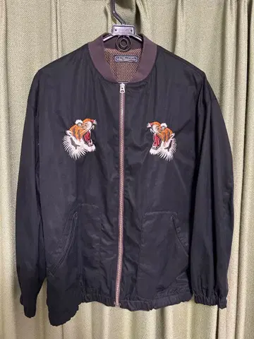 별주품 로스트 컨트롤 Embroidery Zip Blouson