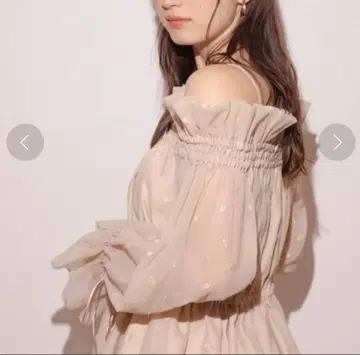 리랜드트루 자수 오프숄더 블라우스