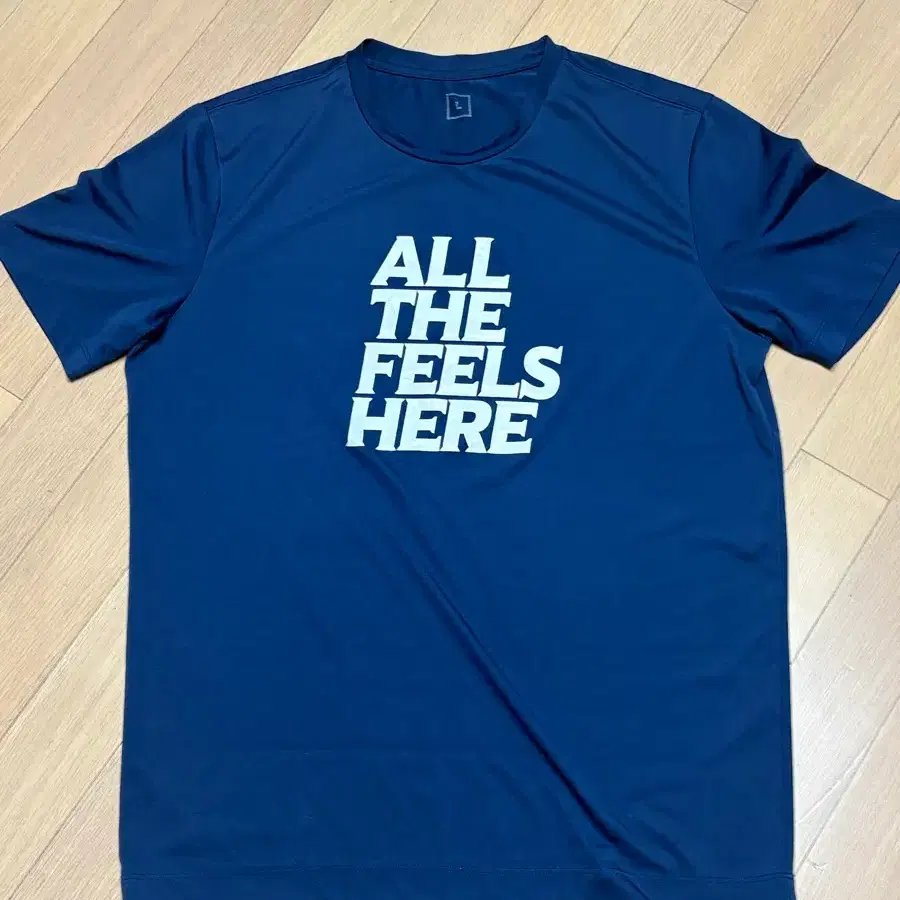 네이비 반팔 티셔츠 ALL THE FEELS HERE 프린팅