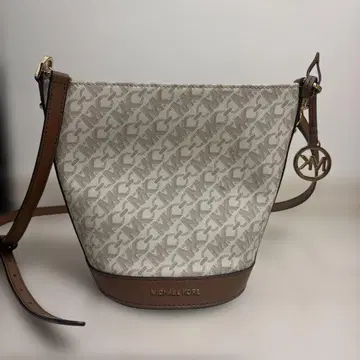 MICHAEL KORS MK 로고 버킷 숄더백