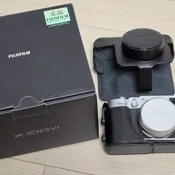 富士フイルムホールディングス X100V シルバー