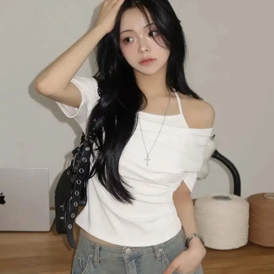 앤드모어 홀터넥 오프숄더 셔링 레이어드 말라핏 반팔티셔츠 에이블리