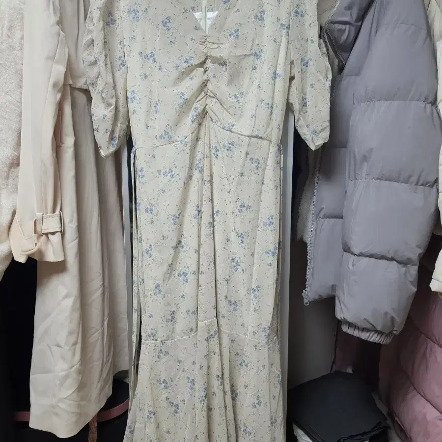 잔꽃 패턴 셔링 원피스