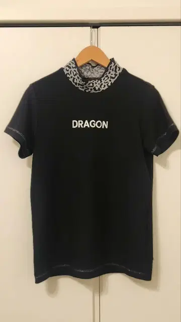 댄스 위드 드래곤 모크넥 T셔츠