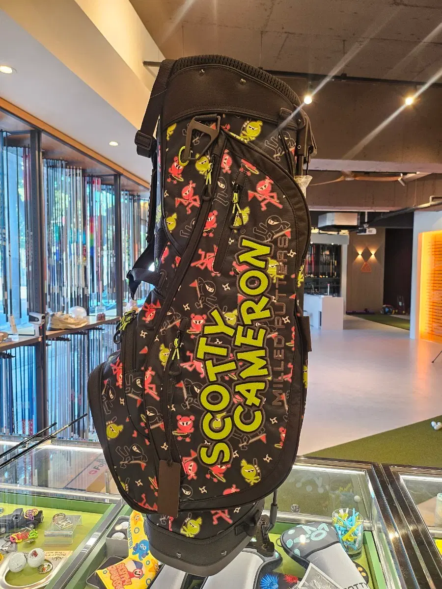 스카티카메론 한정판 스탠드백 2023 M&G 댄싱 워리어 세트