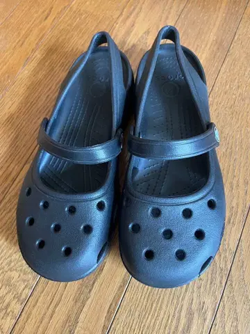 새상품급 crocs 샤이아 블랙 여성용 키즈 W6