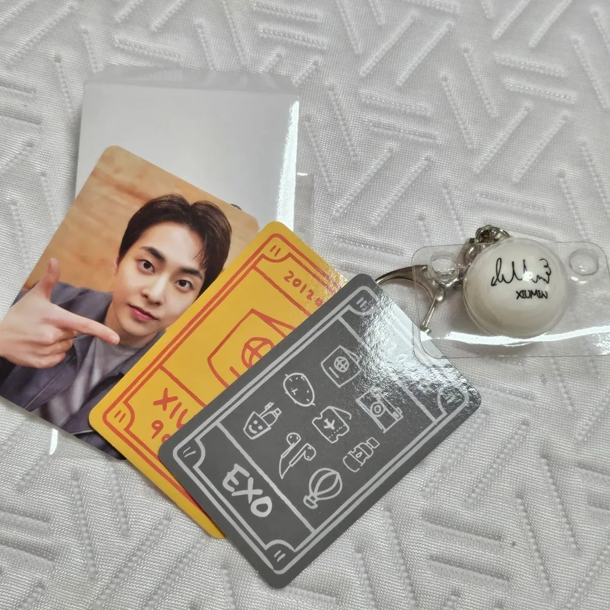 EXO 시우민 사인볼키링, 11주년 럭키카드