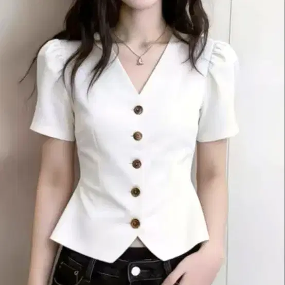 [새상품]화이트 퍼프 소매 브이넥 반팔 블라우스여자옷정리처분재고하양데이트데일리학생하객룩여성소녀미깔끔심플단아청순클리어린스창고정리급처