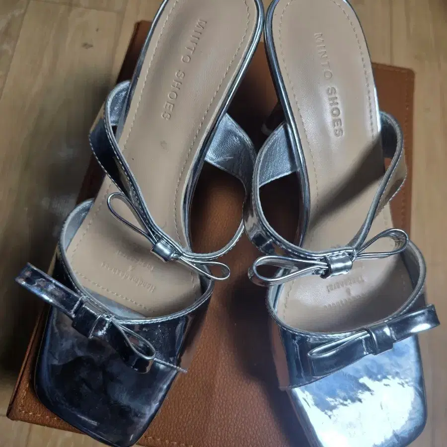 파격세일)...(1.5).민토슈즈 실버 리본 뮬. 높이8cm.실착용1회 상태좋아요