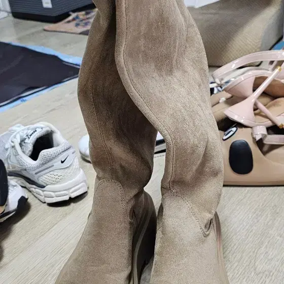 베이지색 스웨이드 통굽 롱부츠