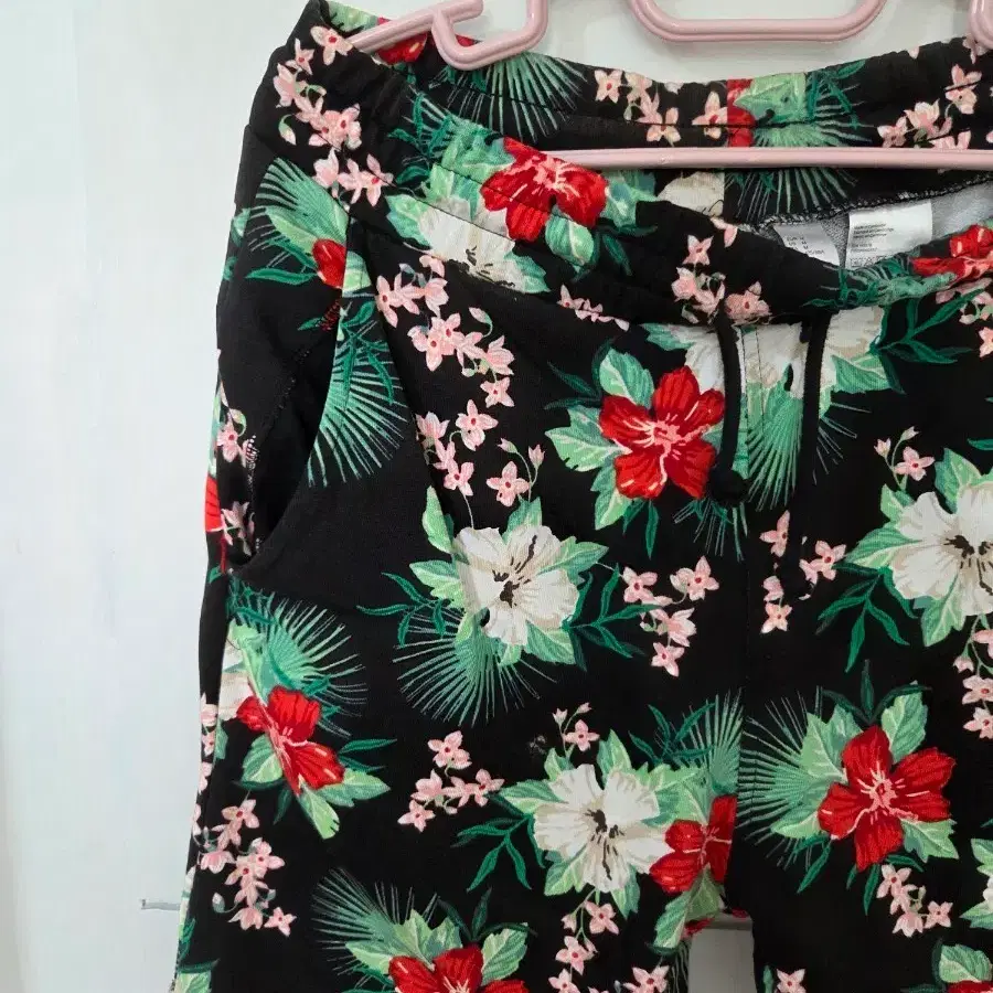 H&M 플라워 패턴 반바지 M사이즈 남성반바지