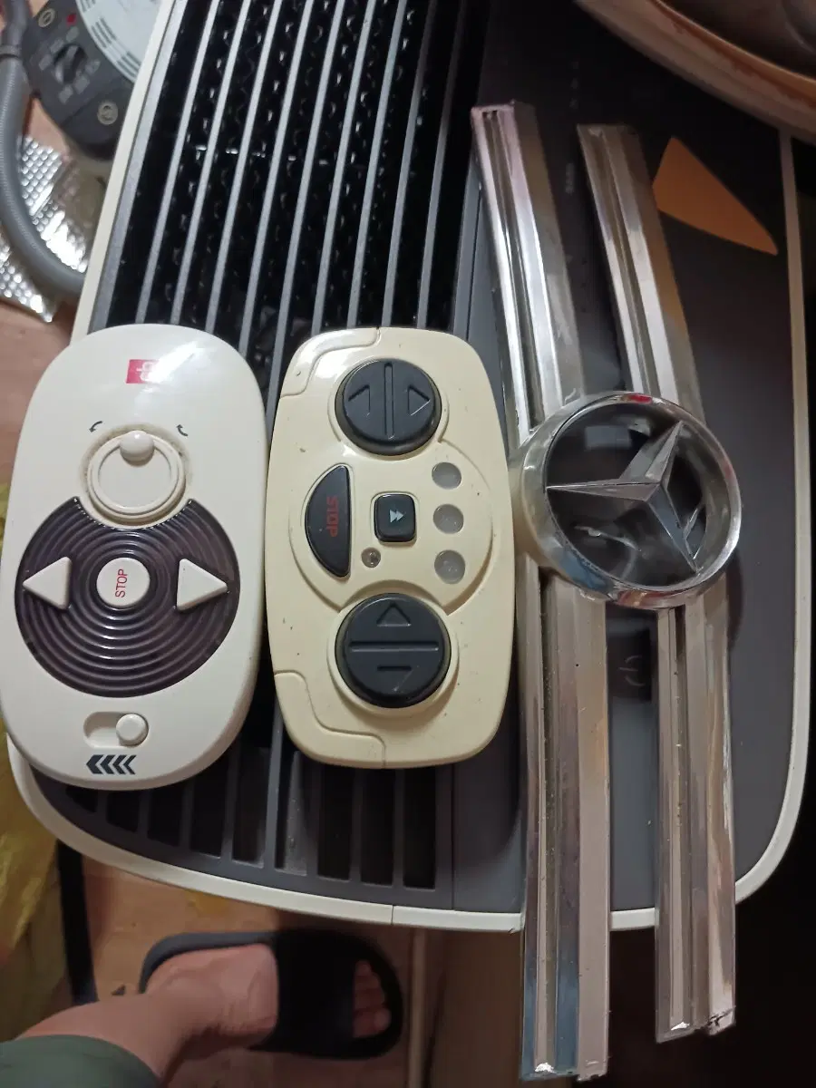 벤츠 엠블럼 은색 과 리모컨 2개