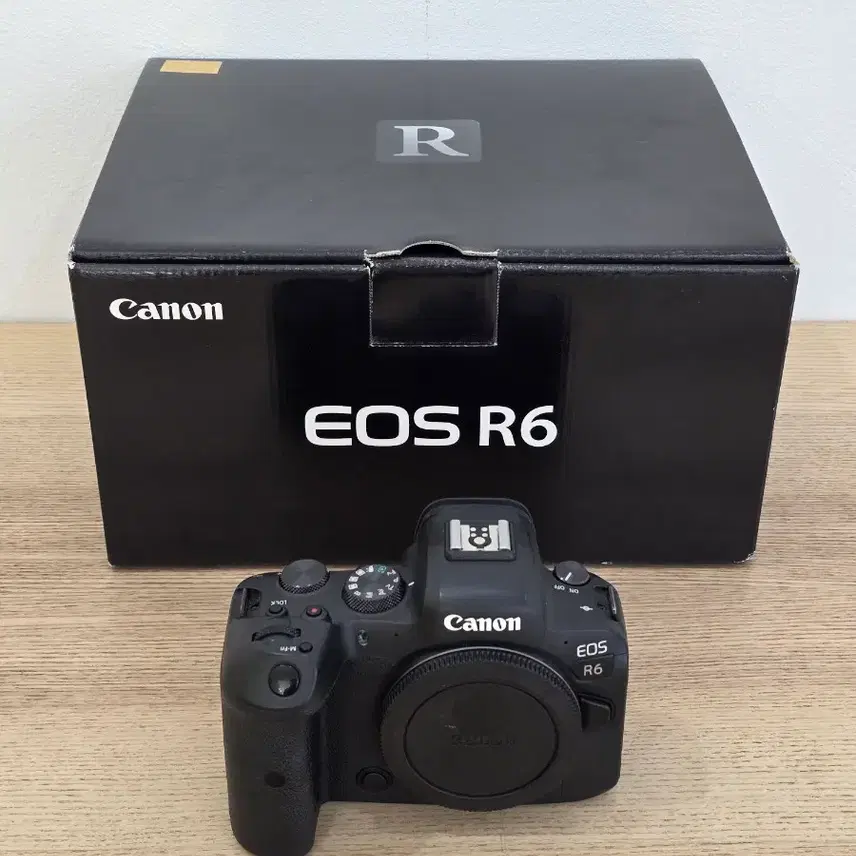 캐논 EOS R6 바디 기본셋 판매합니다.