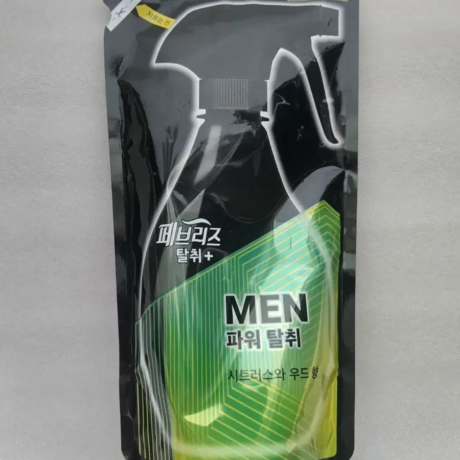 페브리즈 맨 파워 탈취 시트러스 우드향 320ml 섬유 탈취제 리필