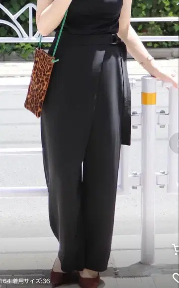 저널 스탠다드 레서지 매트 새틴 프론트 턱 팬츠