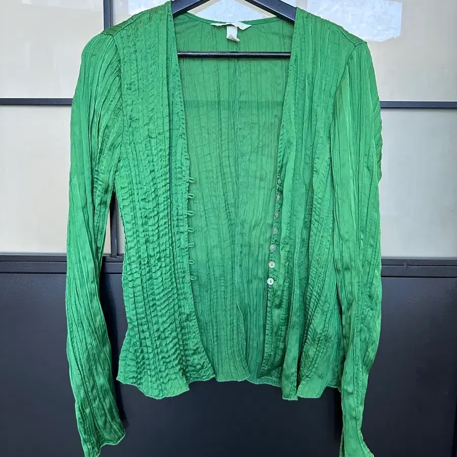 새상품/ h&m 플리츠 자개단추 가디건 탑
