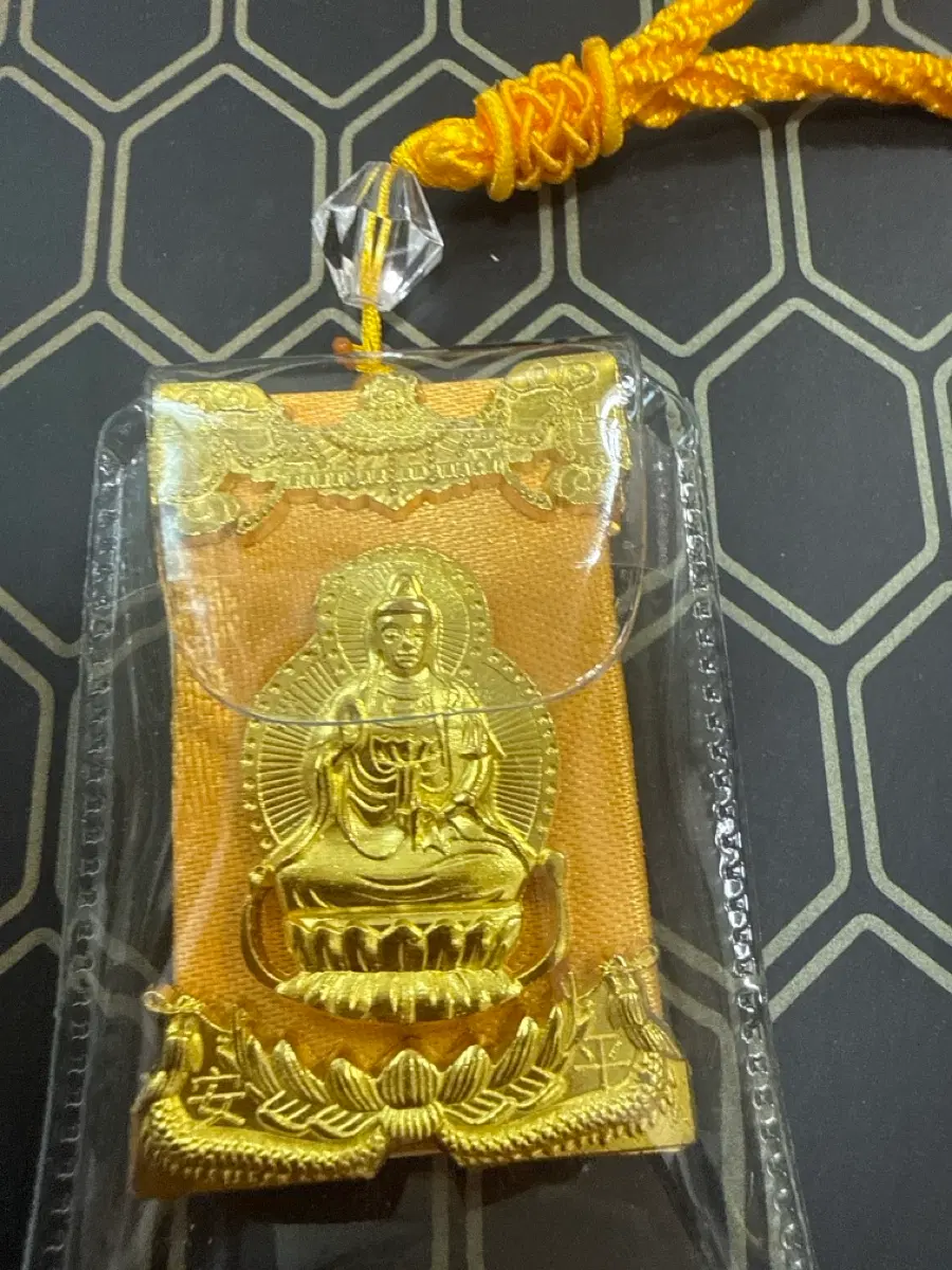 금색 불상 목걸이