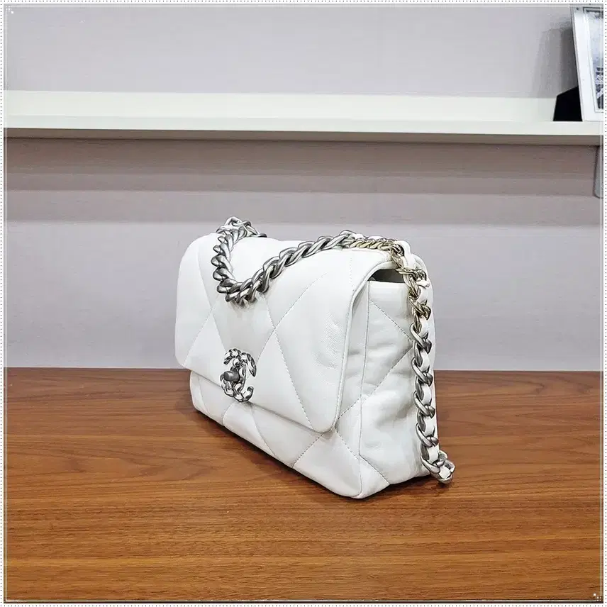 샤넬 19 플랩백 스몰 램스킨 화이트 은장 AS1160 사진 4
