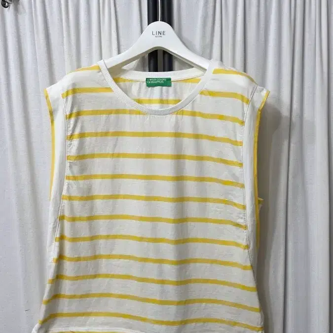 베네통 민소매 티셔츠