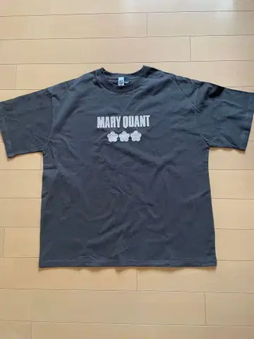 새상품 MARY QUANT 콜라보 T셔츠 차콜 핑크 데이지 로고