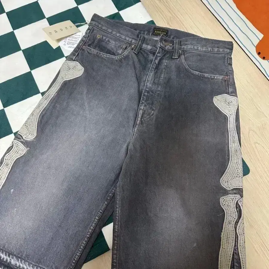캐피탈 본 반바지