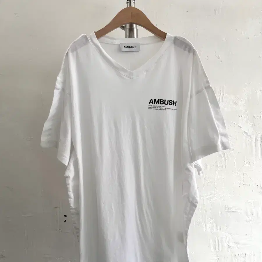 AMBUSH 화이트 프릴 로고 브이넥 티셔츠