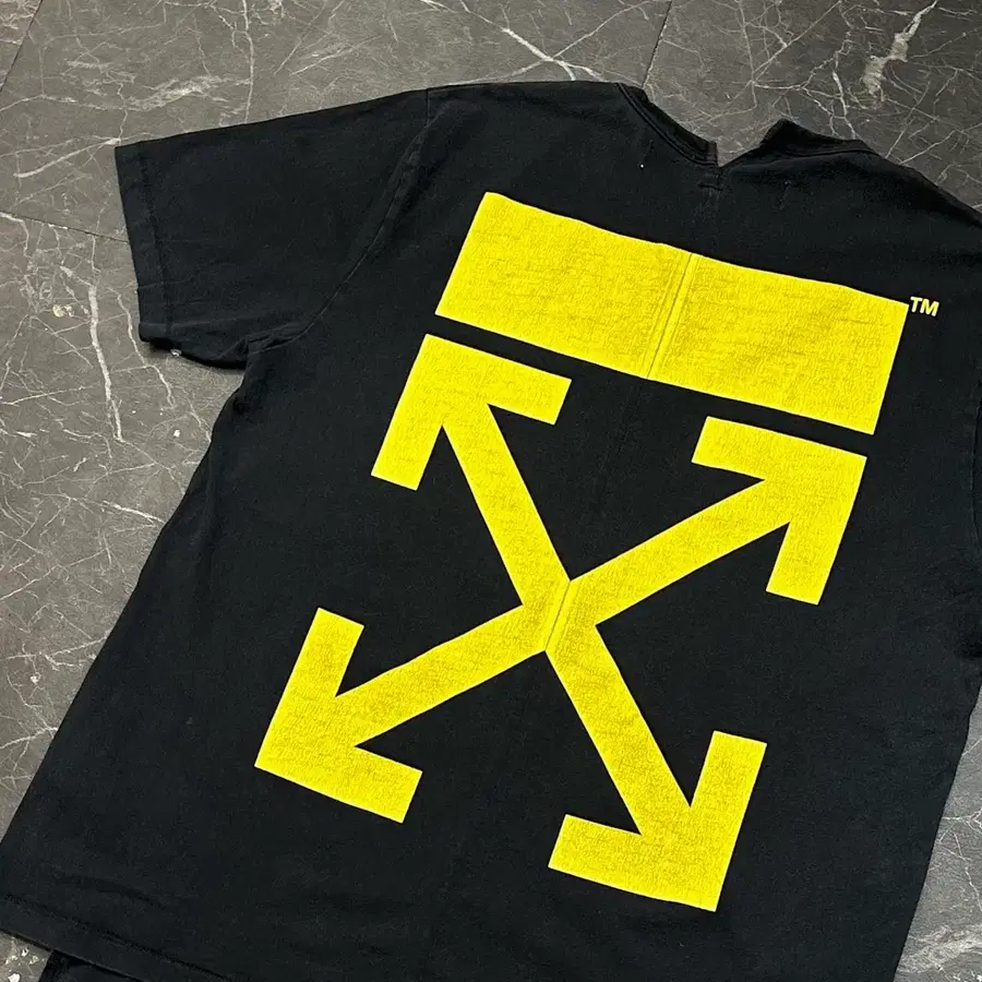 XL 오프화이트 옐로우 애로우 블랙 반팔티
