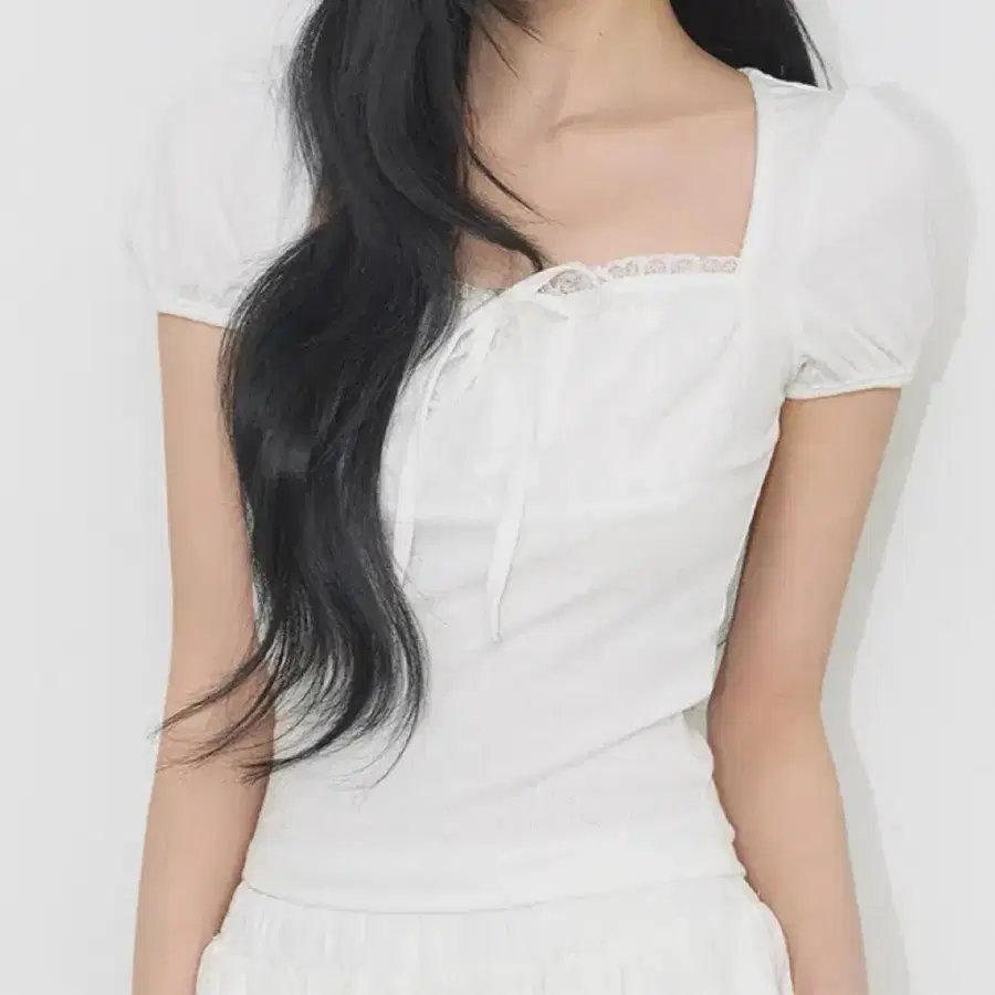 일리고 로지 레이스 스퀘어넥 티 화이트