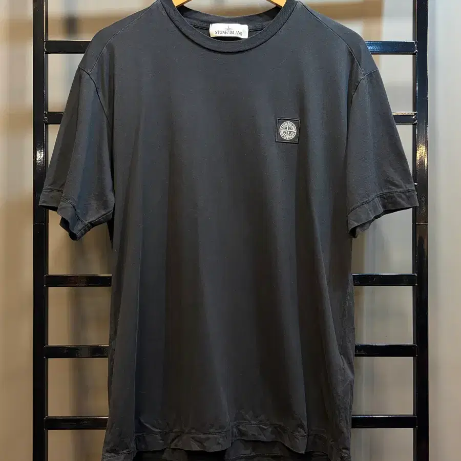 [L] 스톤아일랜드 STONE ISLAND 컴파스 로고 와펜 반팔티 블랙 8.5