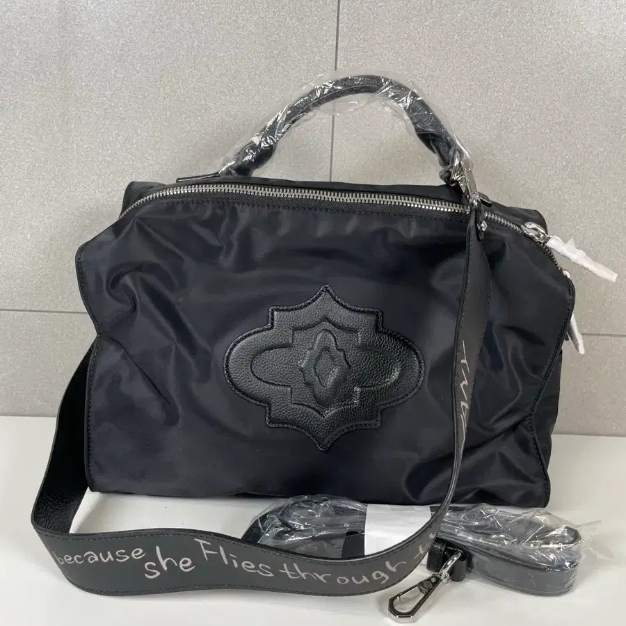 (새상품)오야니 블랙 크로스 바디백