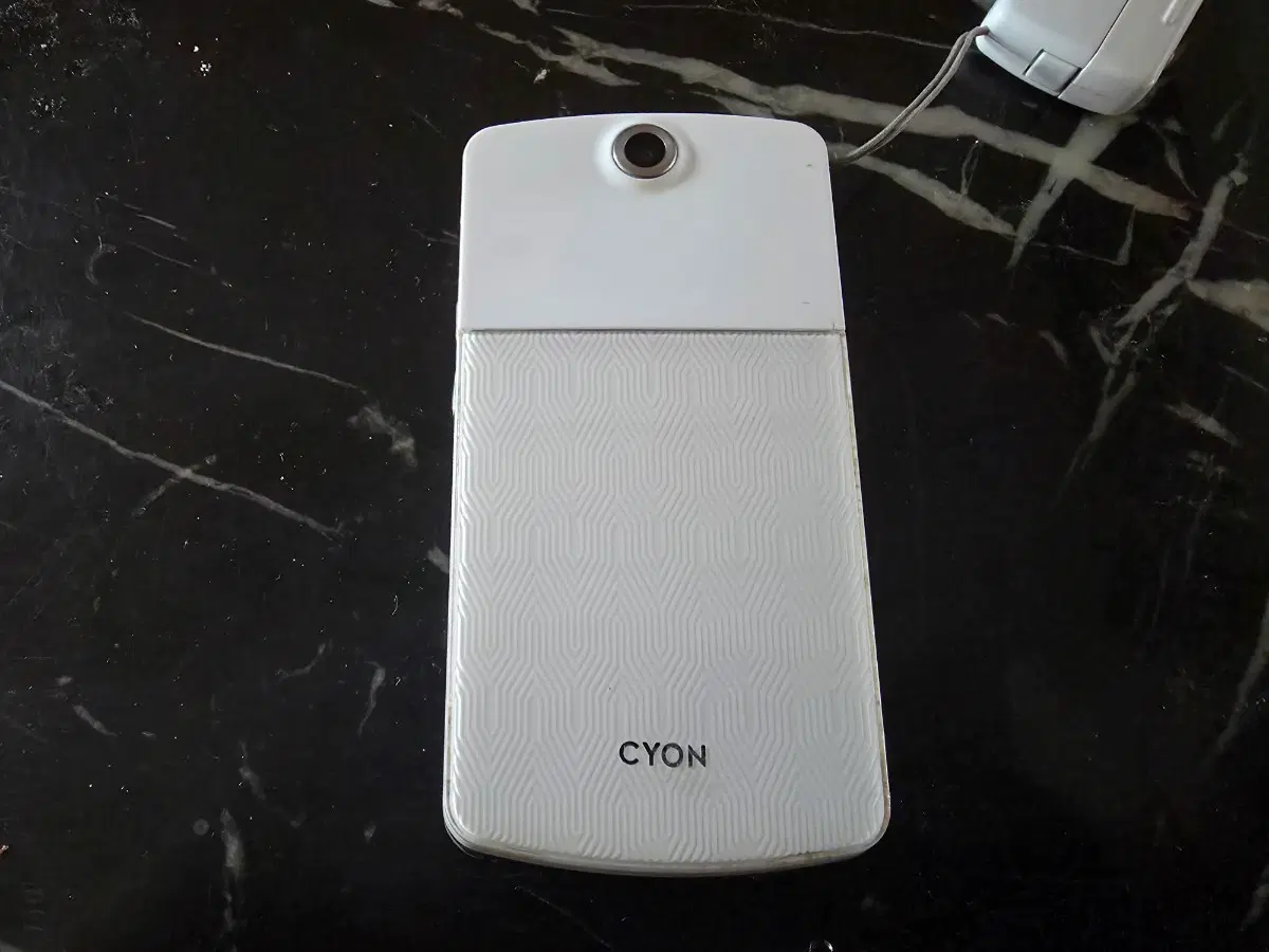 LG CYON 아이스크림폰 화이트 색상 판매합니다