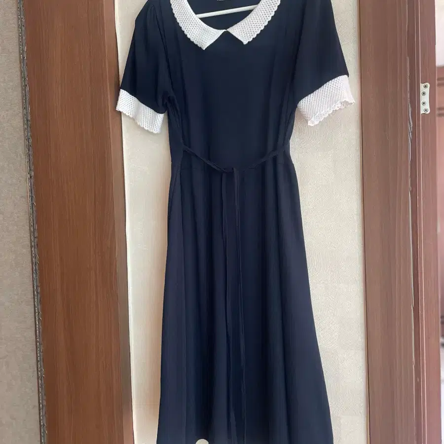 네이비색 레이스 칼라 반팔 원피스