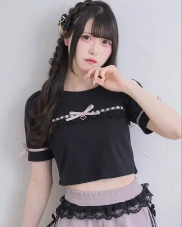 ROJITA 볼륨 소매 레이스 디자인 T셔츠 블랙