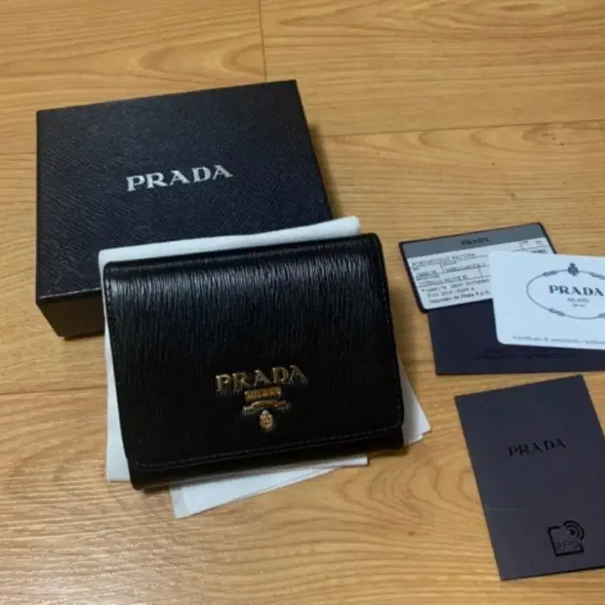 프라다 사피아노 반지갑 블랙