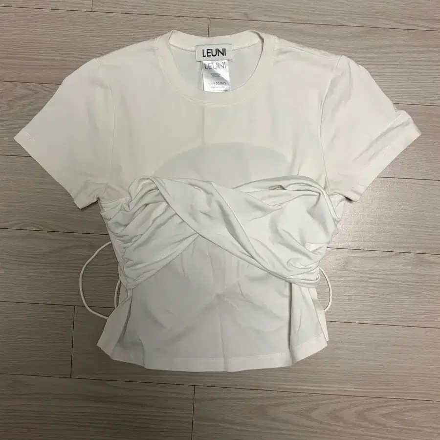 LEUNI 화이트 셔링 백리스 반팔티