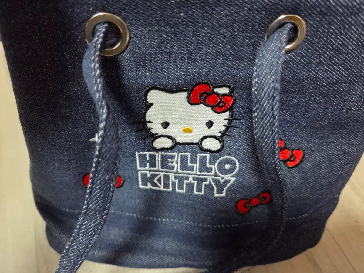 헬로키티 데님 버킷백