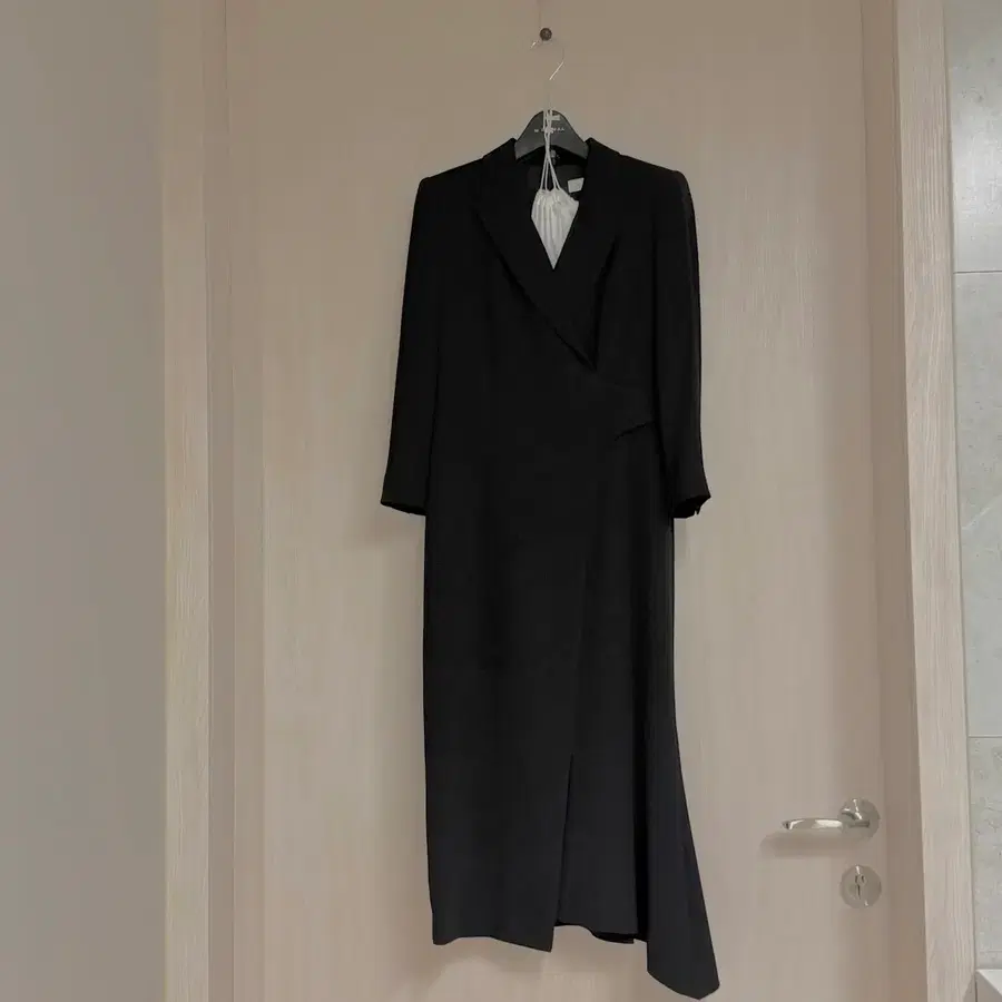 미샤 블랙 언발란스 브이넥 랩 원피스