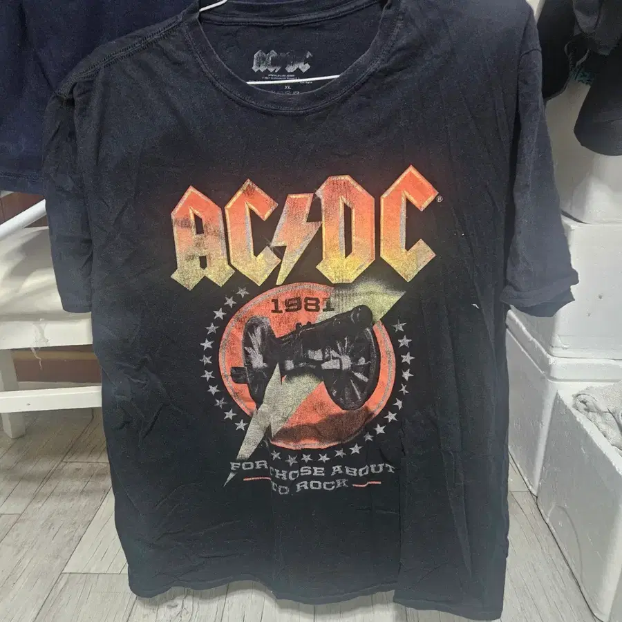 AC/DC 1981 건슈팅 로고 반팔 티셔츠 xl 여자아이들 민니님 톰보이 무비 착용제품