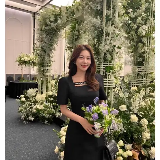 로아르 블랙 스퀘어넥 미니 원피스