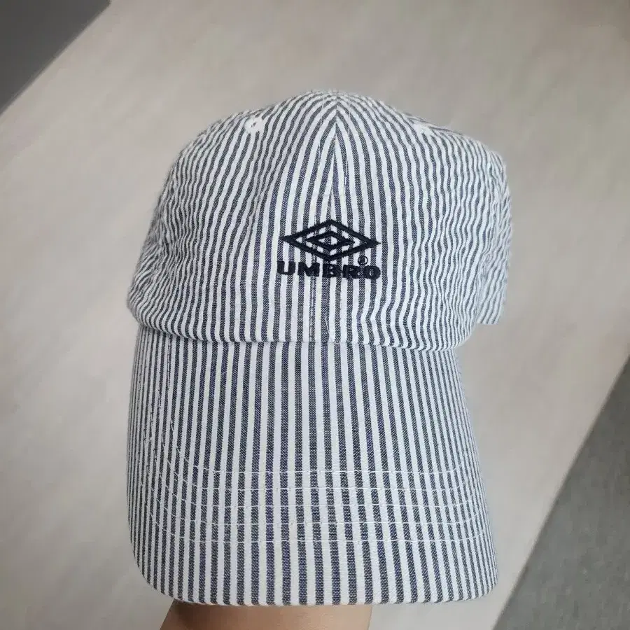 엄브로 시어서커 볼캡