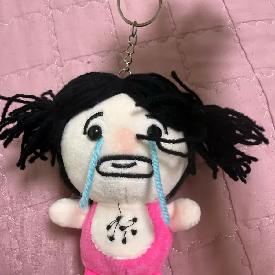 우는 아이 키링