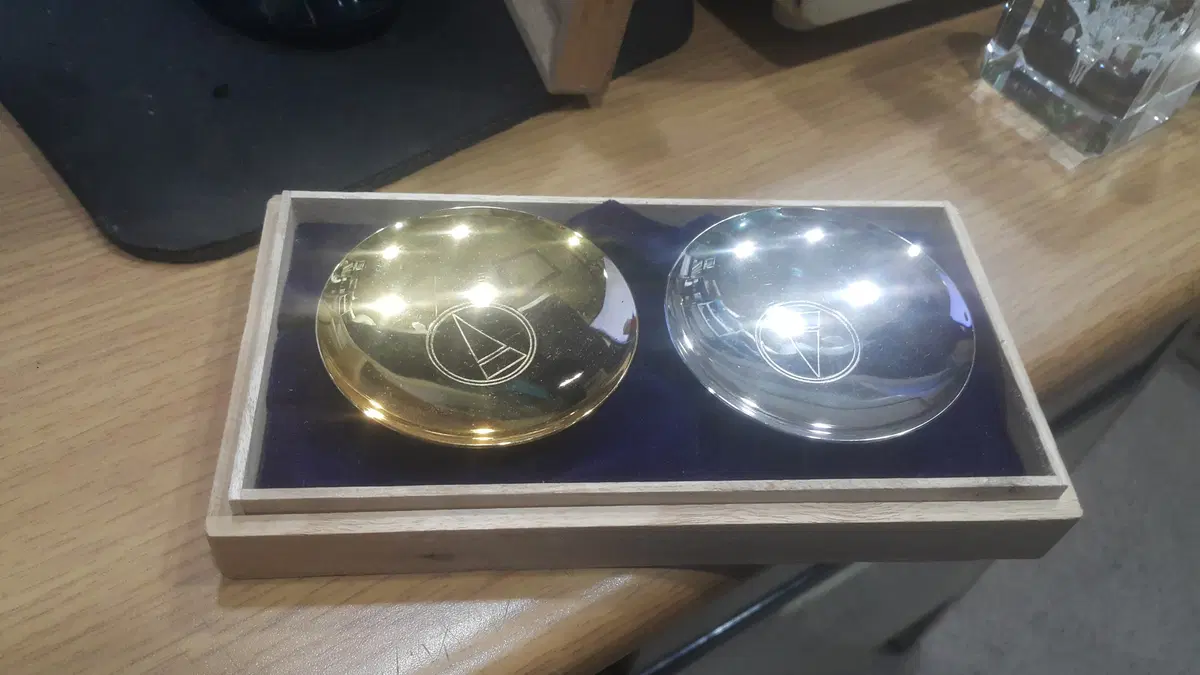 금.은도금 잔과 크리스탈 장식품등