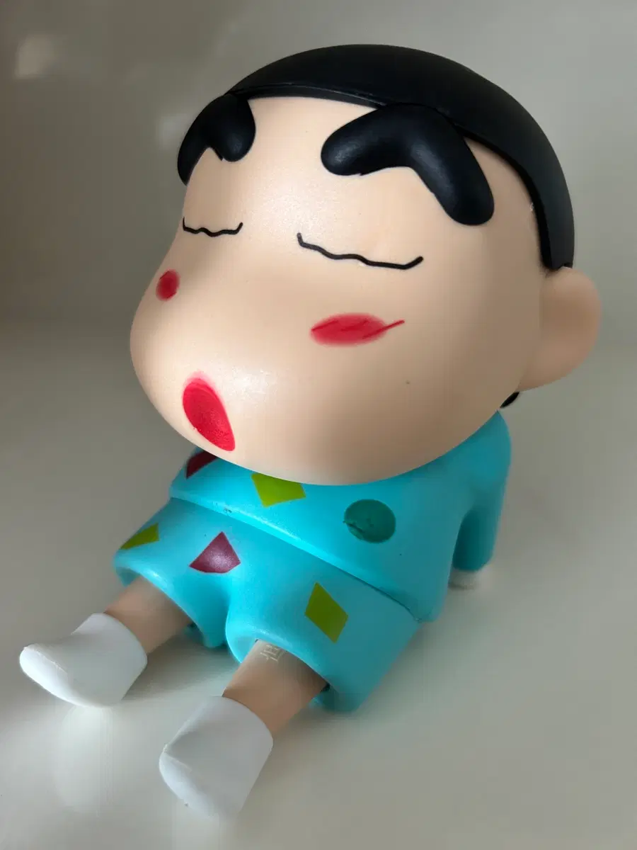 짱구 잠옷 피규어 핸드폰 거치대