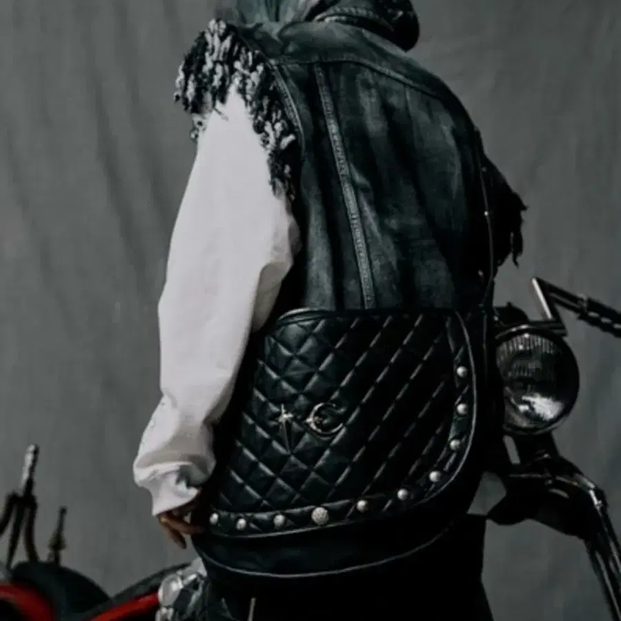 떠그클럽 CHOPPER QUILTED MESSENGER BAG