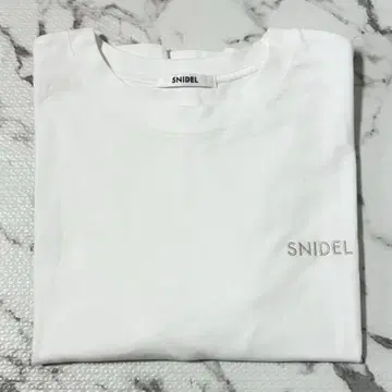 SNIDEL 스나이델 원포인트 로고 자수 티셔츠 화이트