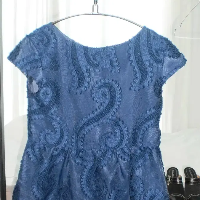 Navy Race Peplum Blouse / 네이비 레이스 입체 자수 블라우스