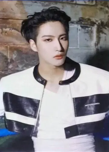 ATEEZ BEYOND:ZERO SEONG HWA 사진 화이트 의상
